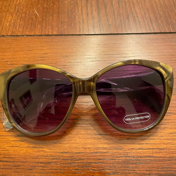 Accessories - Ladies Sun glasses - NWT